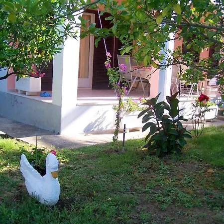 Welcoming House In With Enclosed Garden