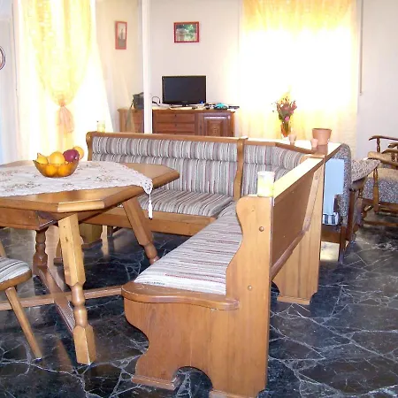 Welcoming House In With Enclosed Garden