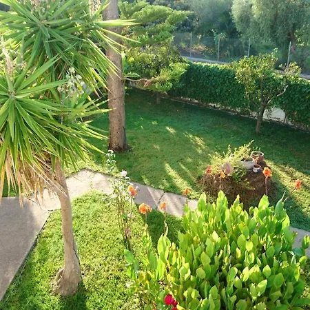 Welcoming House In With Enclosed Garden Дом отдыха *