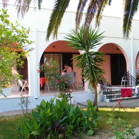 Welcoming House In With Enclosed Garden