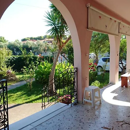 Welcoming House In With Enclosed Garden * Каковатос